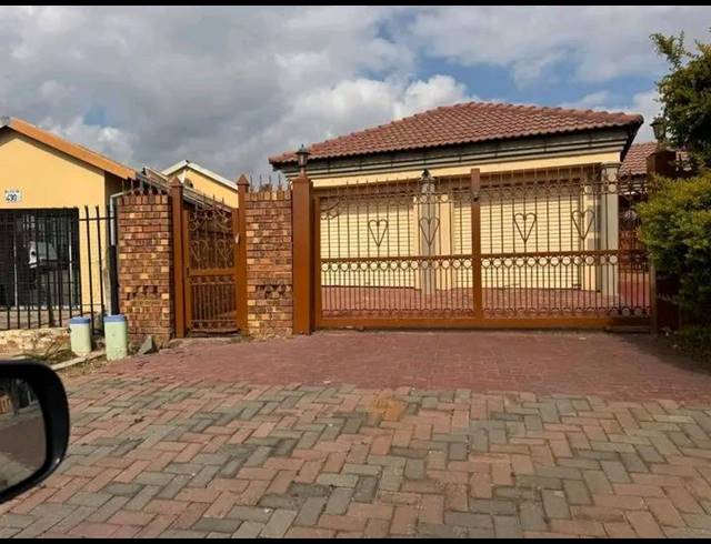 3 BEDROOM HOUSE FOR SALE IN MOFOLO SOUTH